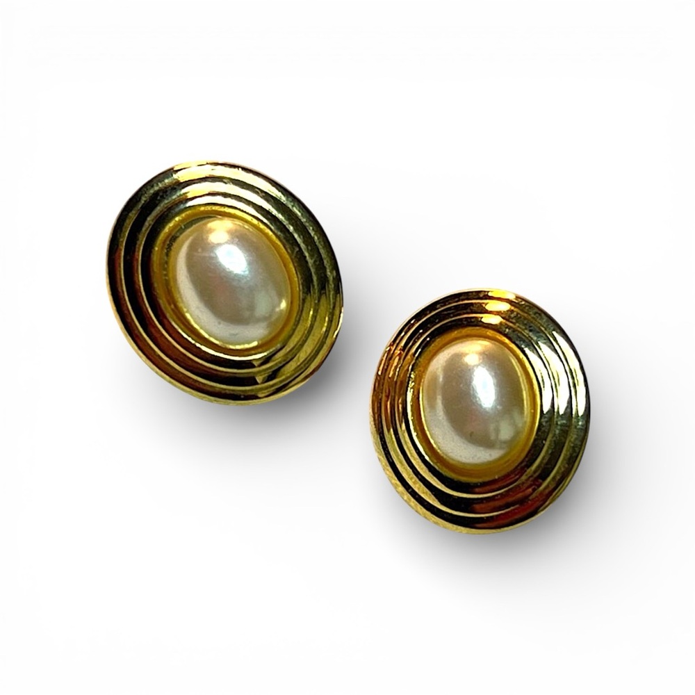 JUDY LEE VINTAGE 1950s Faux Gold and Pearl Oval Clip Earrings